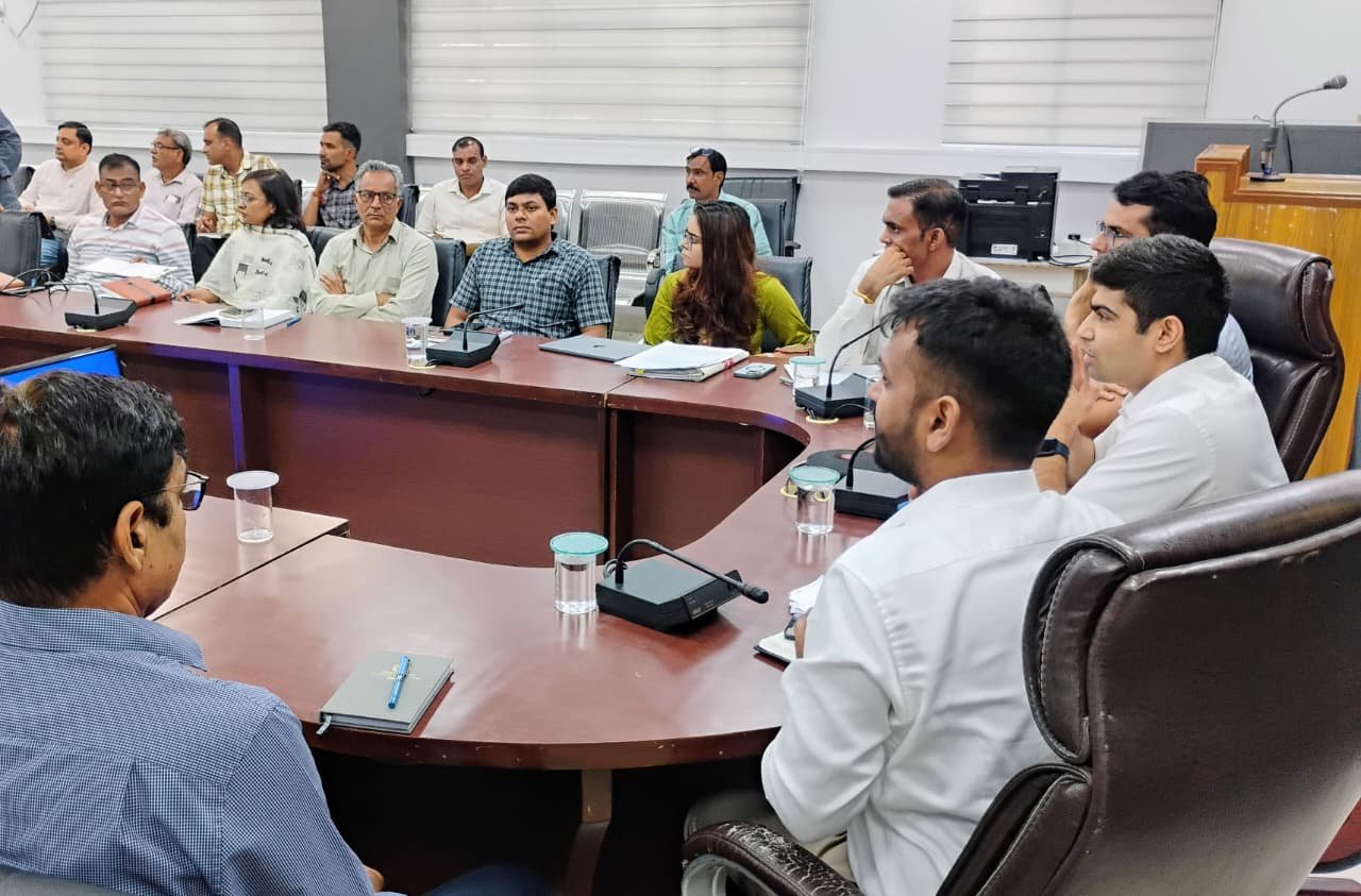 नशामुक्त हरियाणा अभियान के तहत 6 सितंबर को होगी हाफ मैराथन, CM नायब सिंह सैनी दिखाएंगे हरी झंडी - रेवाड़ी में आयोजित होने वाली हाफ मैराथन की तैयारियों के संबंध में बैठक करते हुए डीसी अभिषेक मीणा।