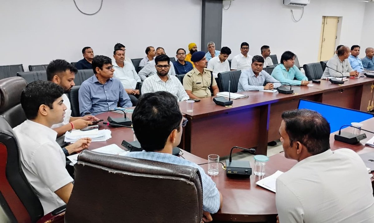 - रेवाड़ी में आयोजित होने वाली हाफ मैराथन की तैयारियों के संबंध में बैठक करते हुए डीसी अभिषेक मीणा।