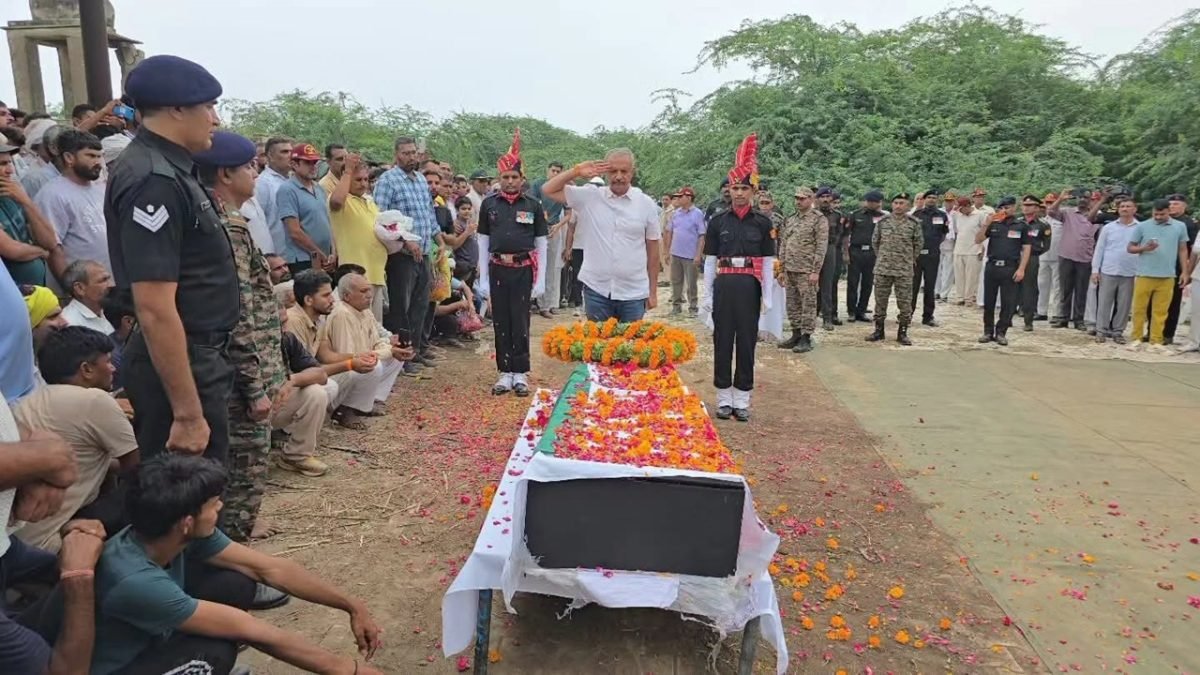  रवि प्रकाश को श्रद्धांजलि देते विधायक सुनील सांगवान
