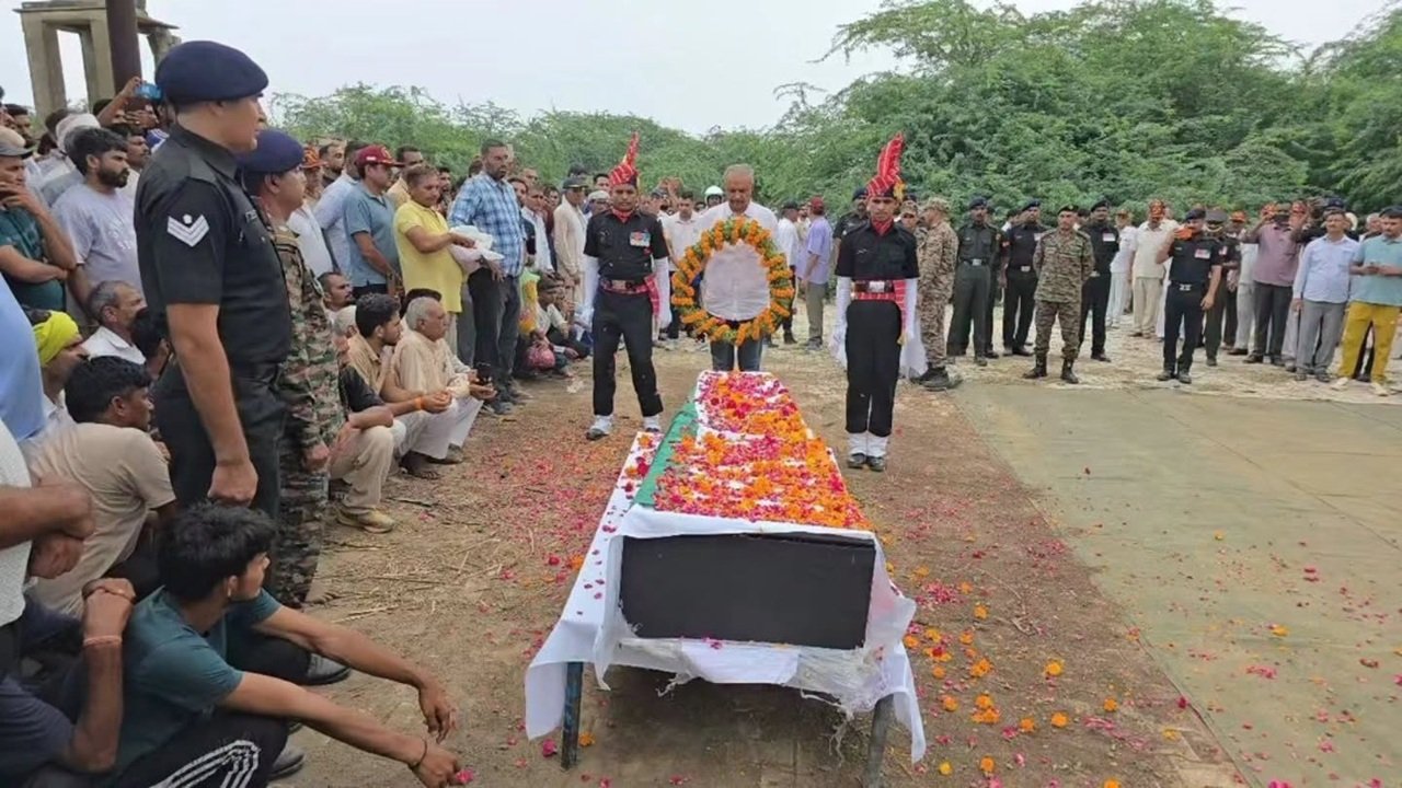 रवि प्रकाश को श्रद्धांजलि देते विधायक सुनील सांगवान