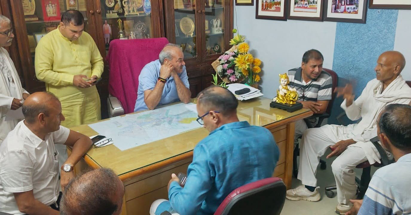 संयुक्त प्रतिनिधिमंडल ने रेवाड़ी के विधायक लक्ष्मण सिंह यादव को उनके कार्यालय पहुंचकर ज्ञापन सौंपा और समस्या के स्थायी समाधान के लिए ठोस कदम उठाने की मांग की।