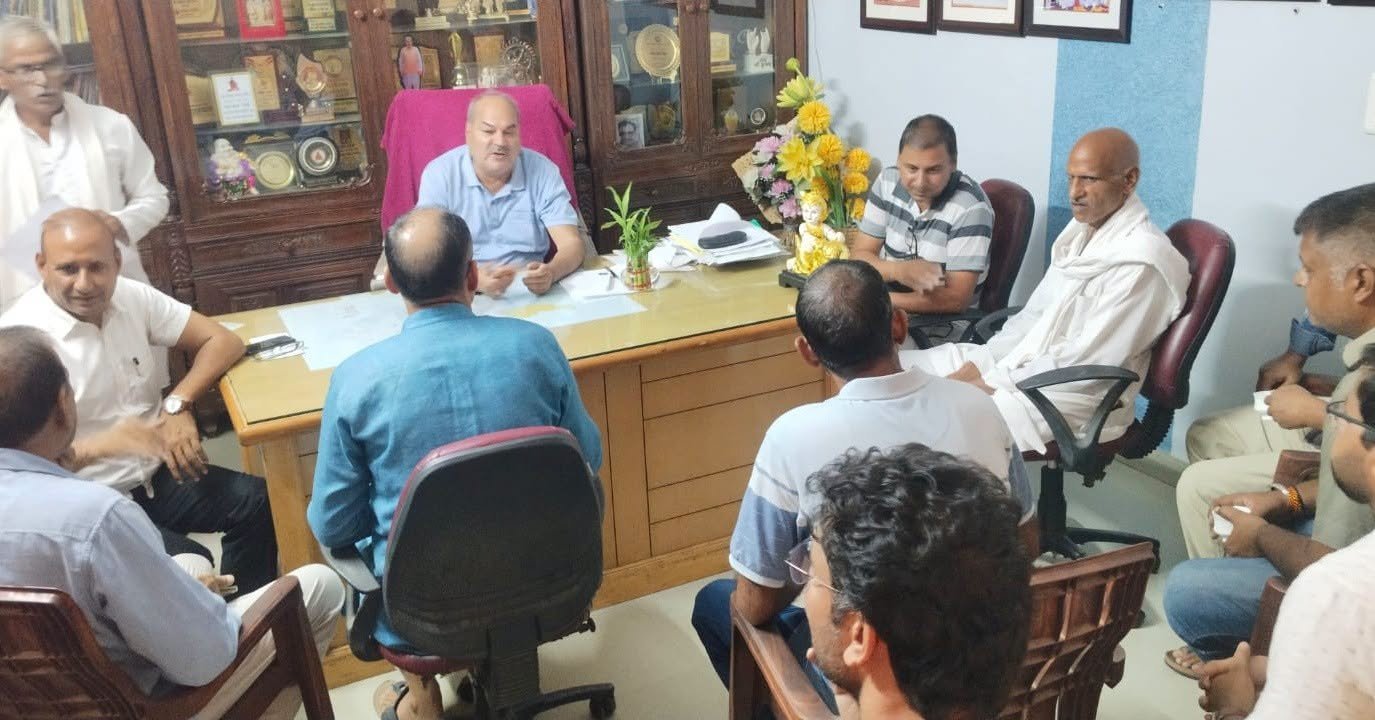 संयुक्त प्रतिनिधिमंडल ने रेवाड़ी के विधायक लक्ष्मण सिंह यादव को उनके कार्यालय पहुंचकर ज्ञापन सौंपा और समस्या के स्थायी समाधान के लिए ठोस कदम उठाने की मांग की।