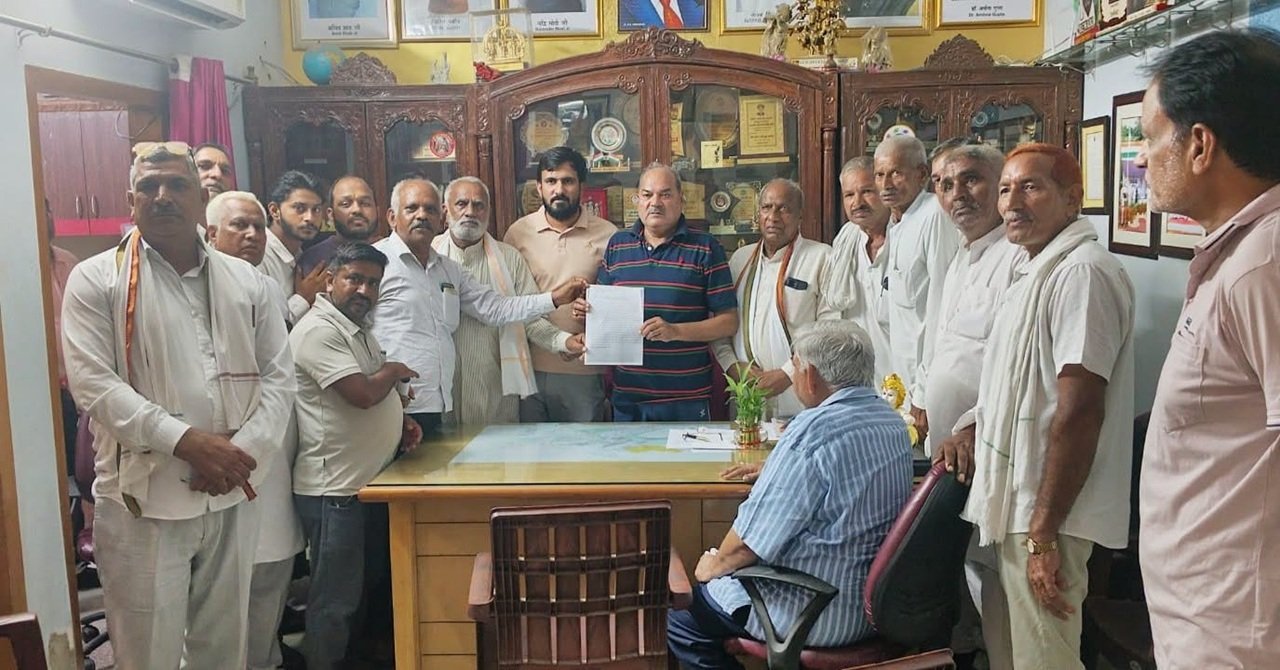 संयुक्त प्रतिनिधिमंडल ने रेवाड़ी के विधायक लक्ष्मण सिंह यादव को उनके कार्यालय पहुंचकर ज्ञापन सौंपा और समस्या के स्थायी समाधान के लिए ठोस कदम उठाने की मांग की।