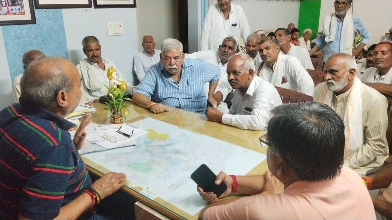 संयुक्त प्रतिनिधिमंडल ने रेवाड़ी के विधायक लक्ष्मण सिंह यादव को उनके कार्यालय पहुंचकर ज्ञापन सौंपा और समस्या के स्थायी समाधान के लिए ठोस कदम उठाने की मांग की।