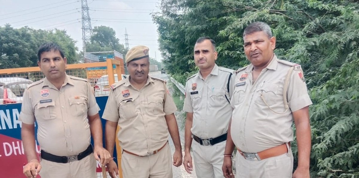 धारूहेड़ा: हाईवे पर लगा जाम व नाके पर पुलिस बल तैनात