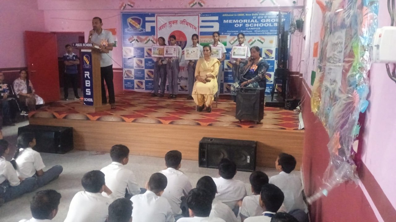 ऑक्सब्रिज पब्लिक स्कूल धारूहेड़ा में जिला पुलिस की नशा मुक्ति टीम ने विद्यार्थियों को नशे के दुष्प्रभावों और साइबर फ्रॉड के प्रति जागरूक किया
