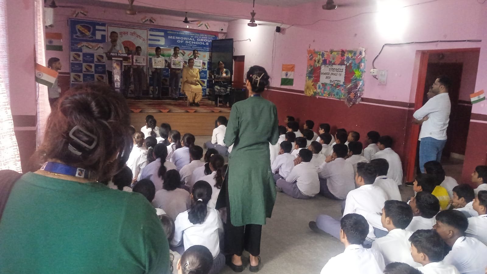 ऑक्सब्रिज पब्लिक स्कूल धारूहेड़ा में जिला पुलिस की नशा मुक्ति टीम ने विद्यार्थियों को नशे के दुष्प्रभावों और साइबर फ्रॉड के प्रति जागरूक किया