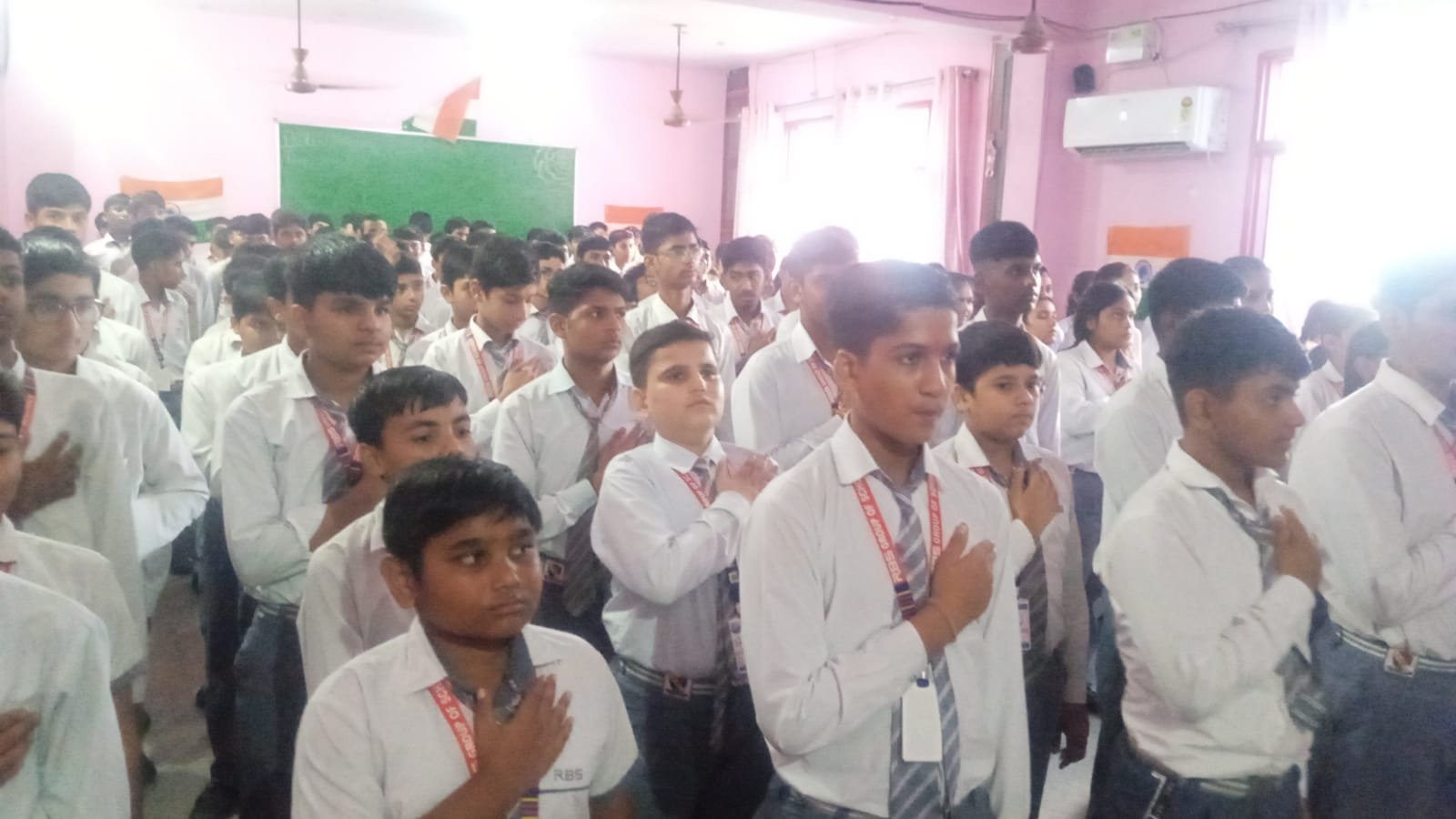 ऑक्सब्रिज पब्लिक स्कूल धारूहेड़ा में जिला पुलिस की नशा मुक्ति टीम ने विद्यार्थियों को नशे के दुष्प्रभावों और साइबर फ्रॉड के प्रति जागरूक किया