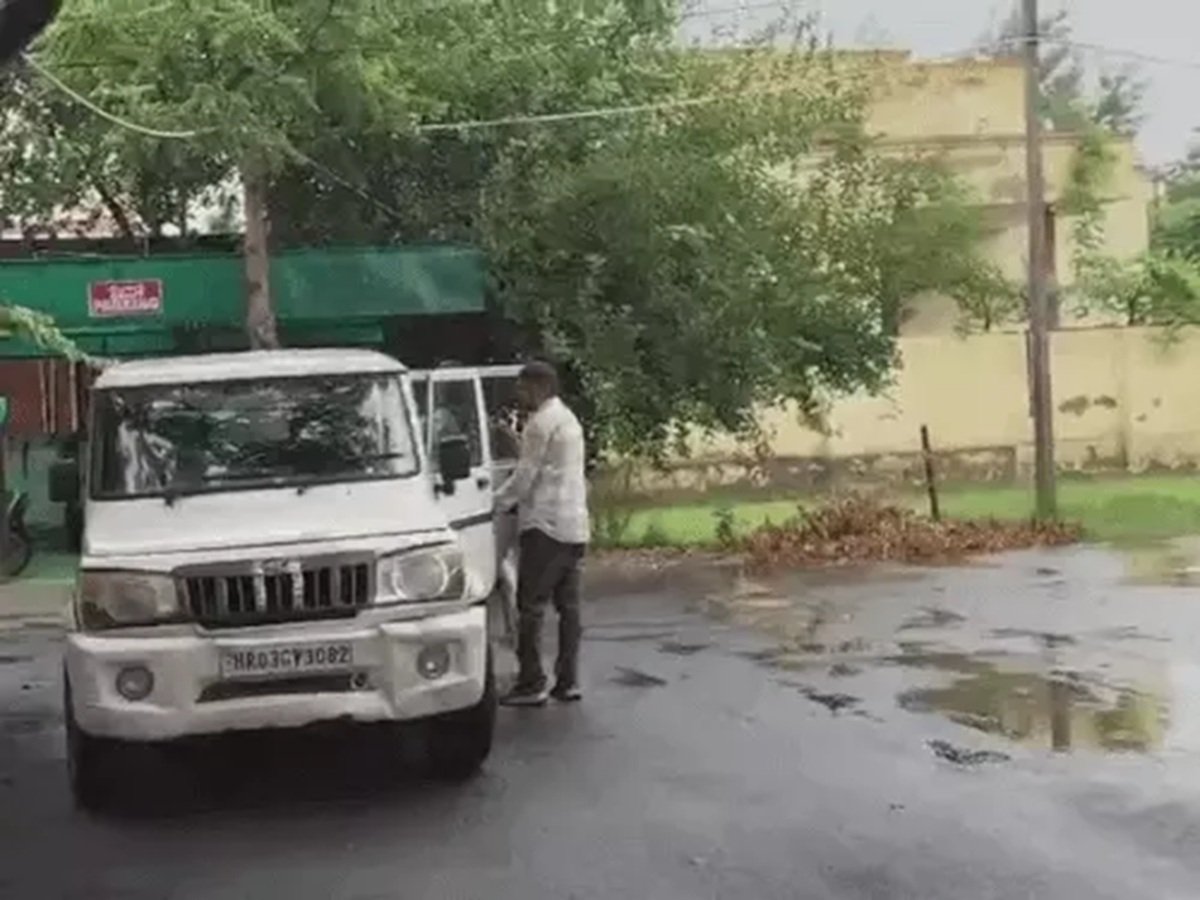 आरोपी पटवारी को ले जाती एसीबी की टीम।