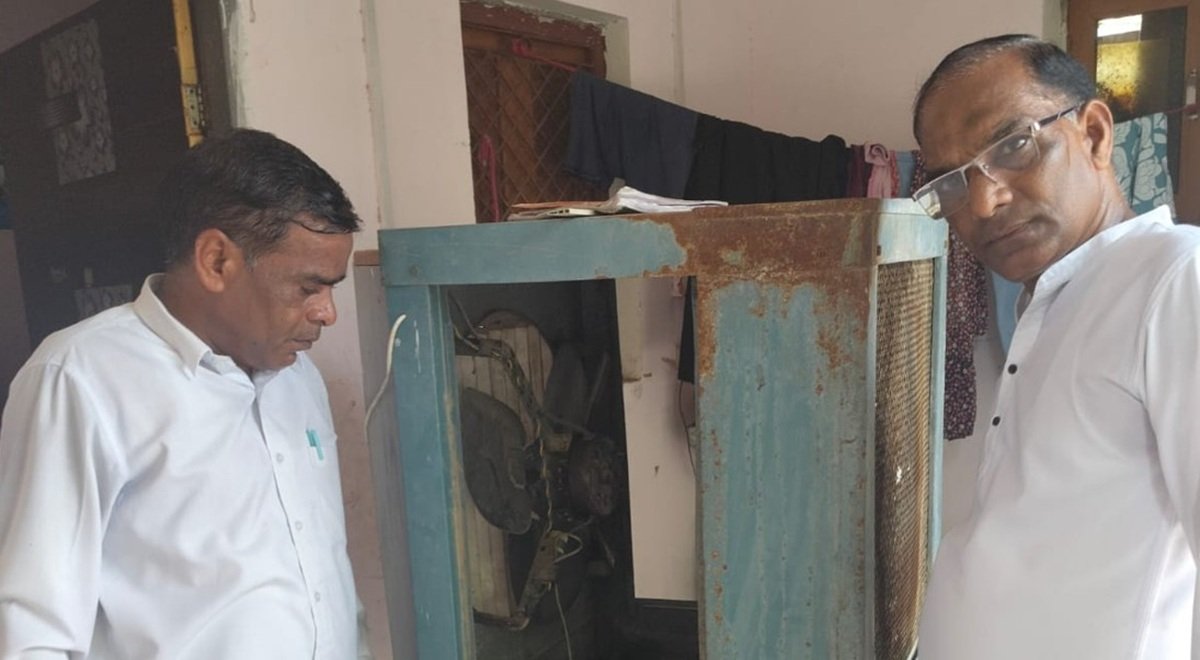 स्वास्थ्य विभाग की टीम द्वारा पानी की ​टंकियों की जांच करते हुए