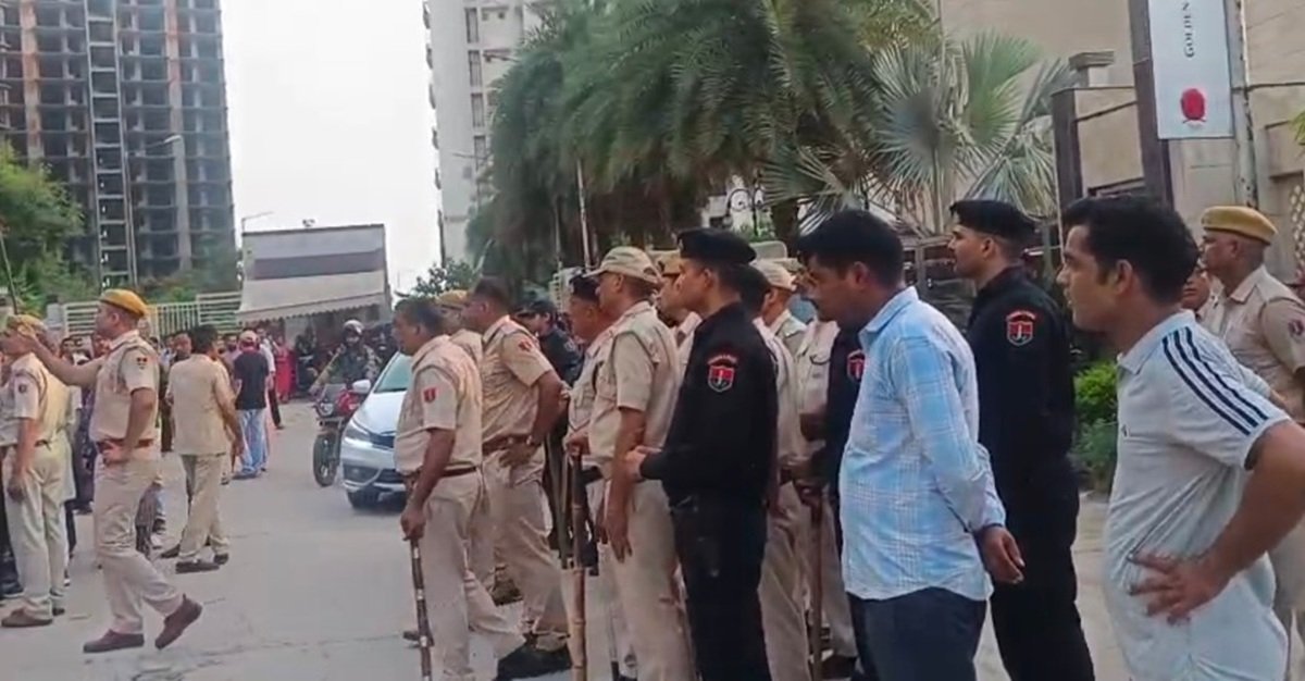 भिवाड़ी: BDI सनशाइन सिटी भिवाड़ी में शांतिपूर्ण धरने पर बैठे सोसायटी के लोगो पर पुलिस की ने धक्का मुक्की
