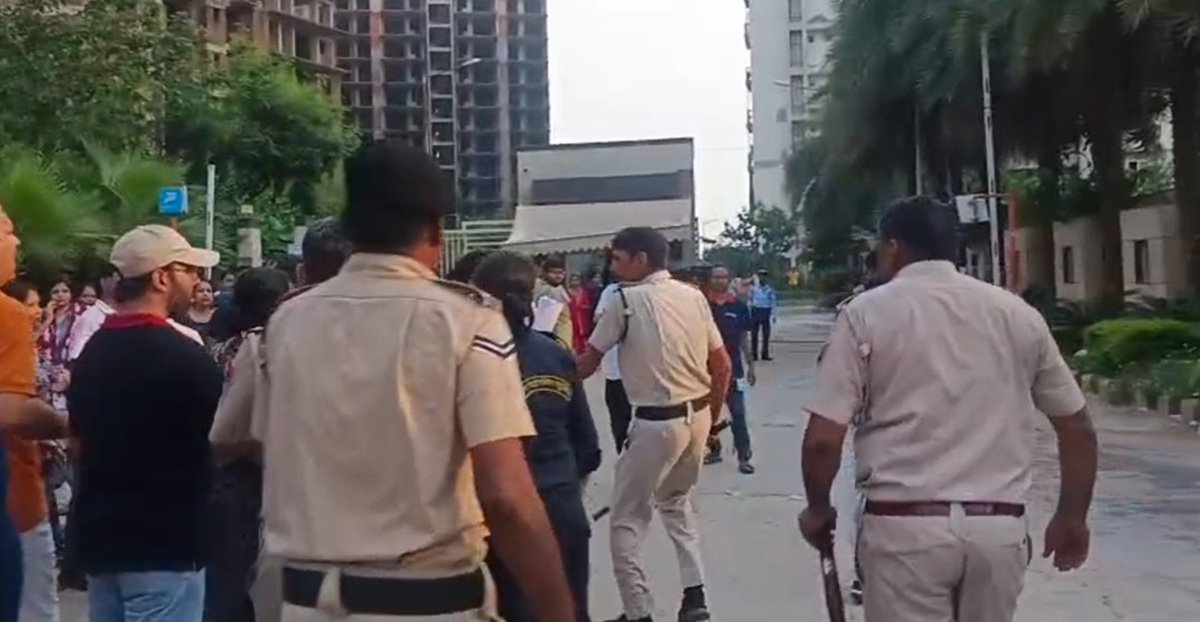भिवाड़ी: BDI सनशाइन सिटी भिवाड़ी में शांतिपूर्ण धरने पर बैठे सोसायटी के लोगो पर पुलिस की ने धक्का मुक्की