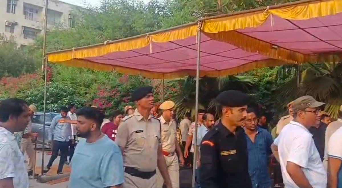 भिवाड़ी: BDI सनशाइन सिटी भिवाड़ी में शांतिपूर्ण धरने पर बैठे सोसायटी के लोगो पर पुलिस की ने धक्का मुक्की
