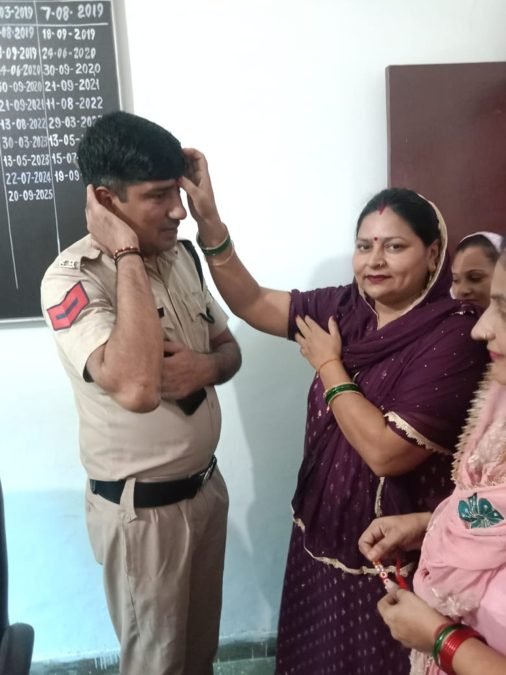दुर्गा वाहिनी की बहनों ने थाना सेक्टर-6 धारूहेड़ा पहुंचकर थाना प्रभारी सचिन कुंडू और पुलिस स्टाफ के सभी जवानों की कलाई पर रक्षा सूत्र (राखी) बांधा