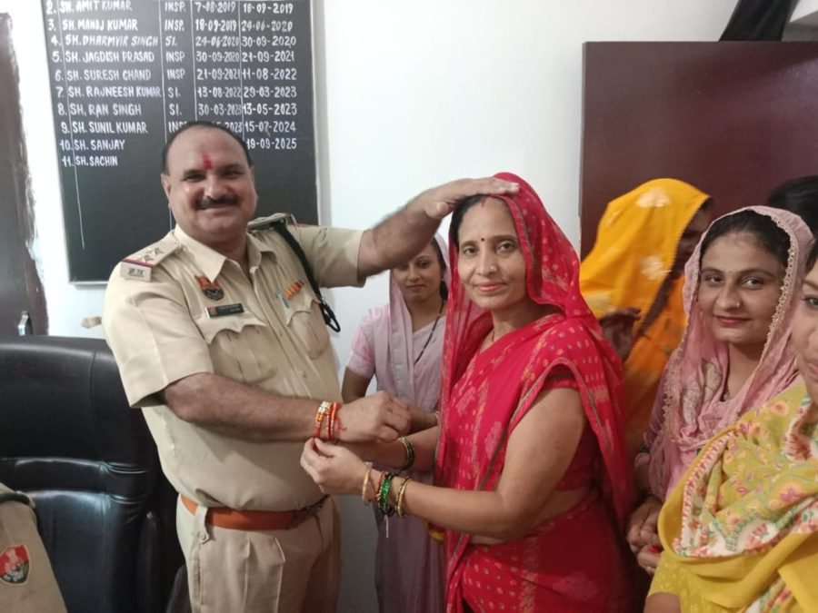 दुर्गा वाहिनी की बहनों ने थाना सेक्टर-6 धारूहेड़ा पहुंचकर थाना प्रभारी सचिन कुंडू और पुलिस स्टाफ के सभी जवानों की कलाई पर रक्षा सूत्र (राखी) बांधा