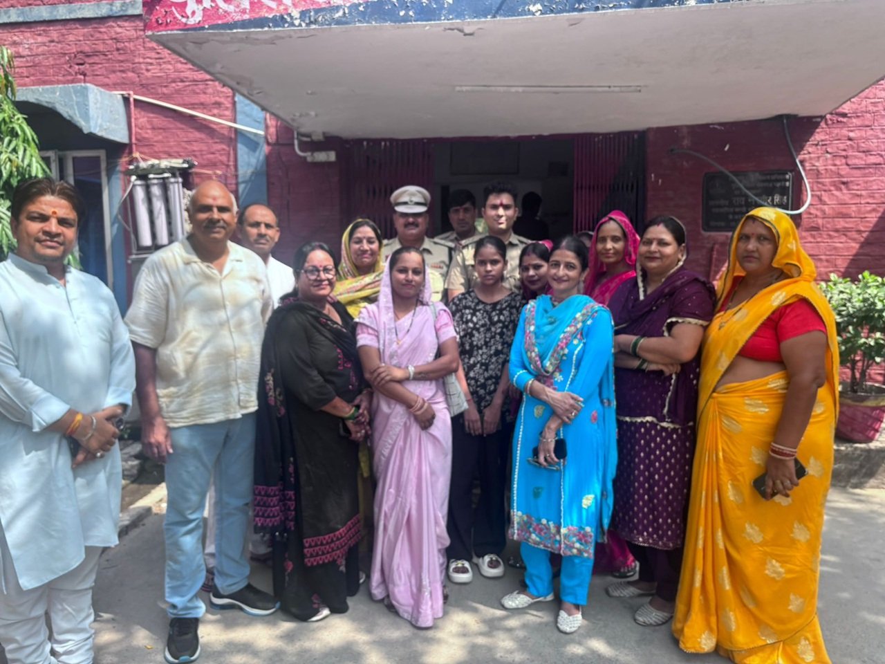 दुर्गा वाहिनी की बहनों ने थाना सेक्टर-6 धारूहेड़ा पहुंचकर थाना प्रभारी सचिन कुंडू और पुलिस स्टाफ के सभी जवानों की कलाई पर रक्षा सूत्र (राखी) बांधा
