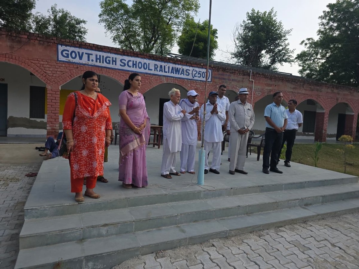 रालियावास स्कूल ने सरपंच ने किया ध्वजारोहण