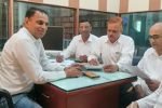चुनाव कमेटी के साथ मीटिंग करते चुनाव अधिकारी।