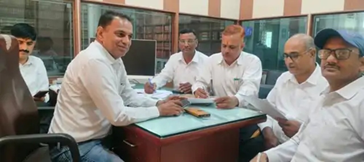 चुनाव कमेटी के साथ मीटिंग करते चुनाव अधिकारी।