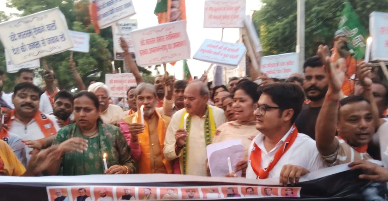  भाजपा ने निकाला कैंडल मार्च, राष्ट्रगौरव के लिए एकजुट हुआ रेवाड़ी