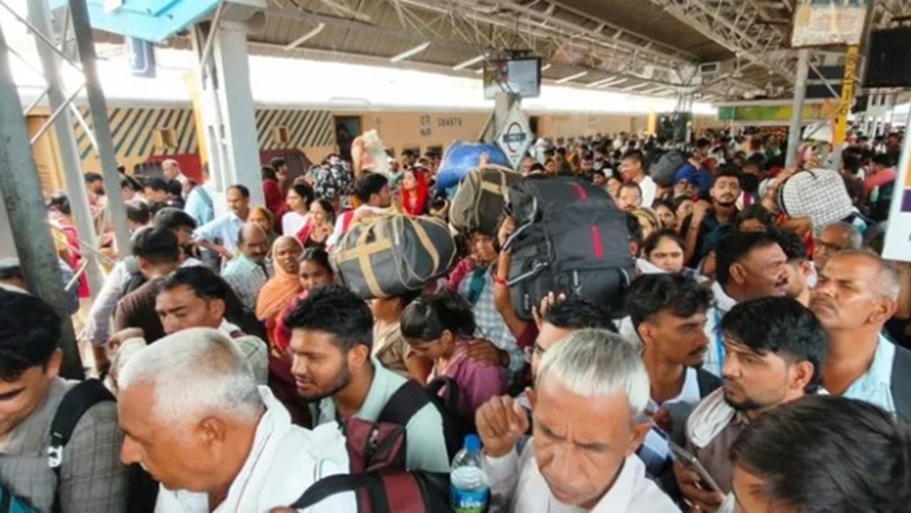 रेवाड़ी जंक्शन पर प्लेटफॉर्म डायवर्जन से मची भगदड़