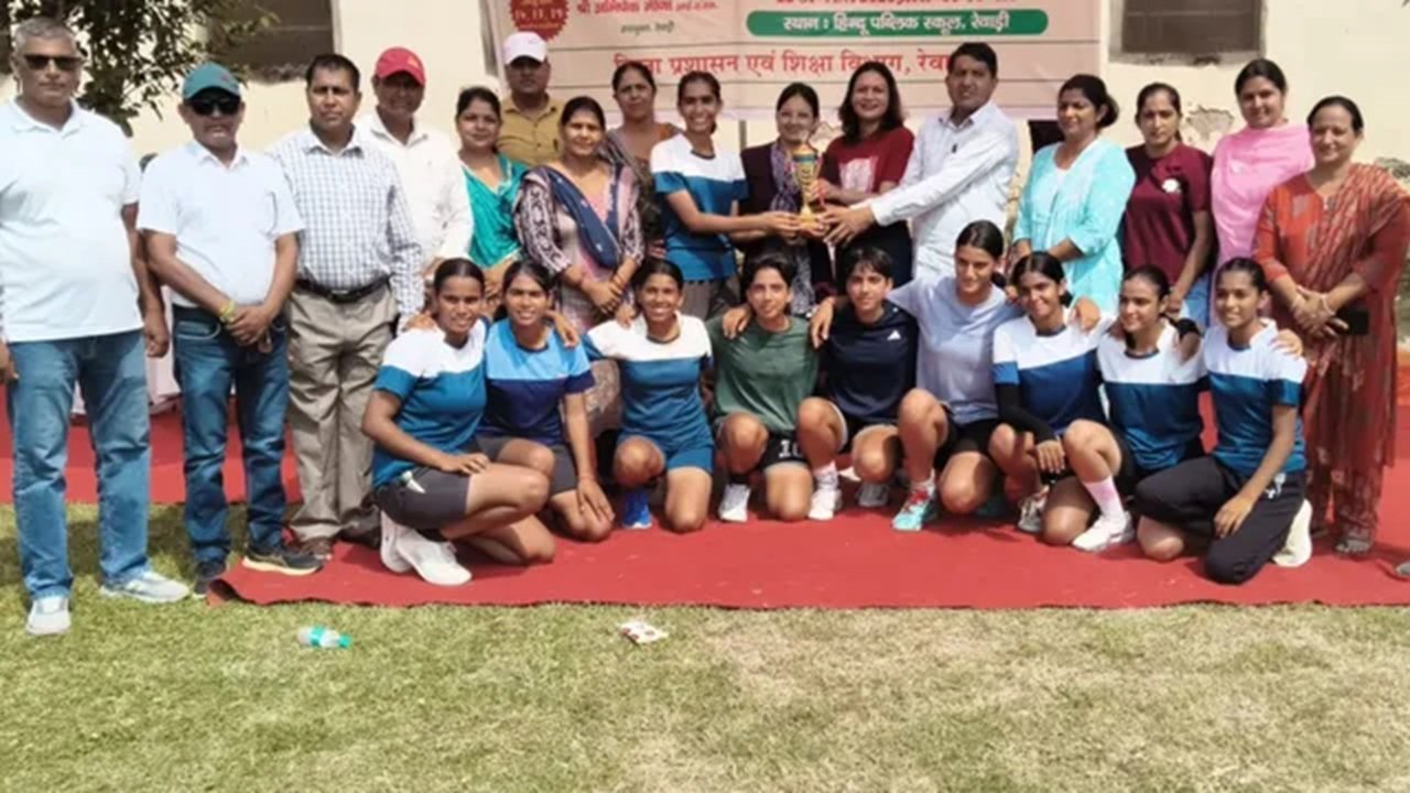 रेवाड़ी के मॉडल टाउन स्थित हिंदू वरिष्ठ माध्यमिक विद्यालय के मैदान में आयोजित 59वीं राज्य स्तरीय स्कूल नेटबॉल प्रतियोगिता में मेजबान रेवाड़ी की बेटियों ने अपने शानदार खेल के बदौलत इतिहास रच दिया है।