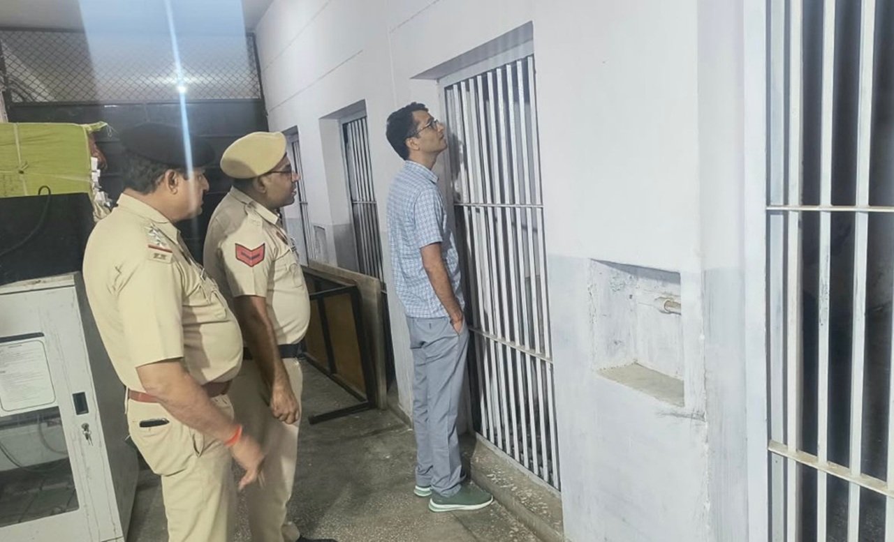 SP हेमेंद्र कुमार मीणा ने किया थाना शहर रेवाड़ी का औचक निरीक्षण