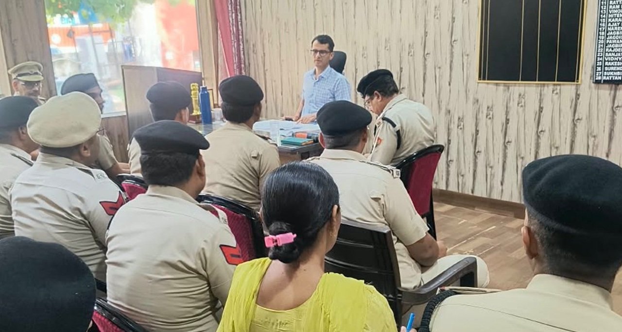 SP हेमेंद्र कुमार मीणा ने किया थाना शहर रेवाड़ी का औचक निरीक्षण