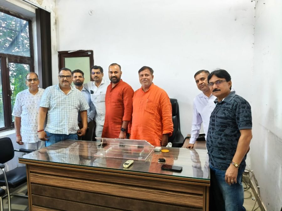 सेक्टर-4 की रेजिडेंट्स वेलफेयर एसोसिएशन (RWA) के प्रतिनिधिमंडल ने नगरपालिका चेयरमैन अजय जांगड़ा से मुलाकात कर ज्ञापन सौंपा और जमीन को तुरंत अतिक्रमण मुक्त कराने की मांग की।