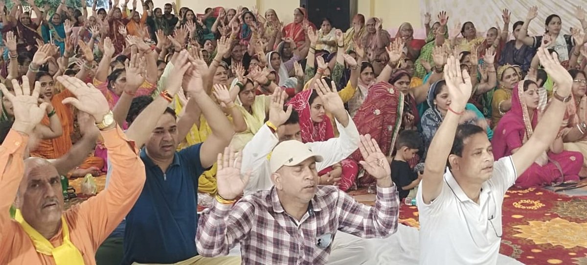शिव पुराण कथा में भगवान शिव का किया रुद्राभिषेक