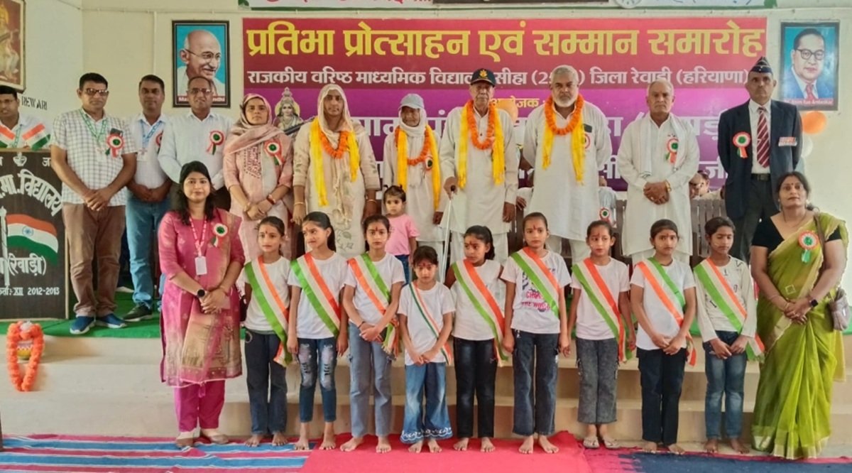 सीहा स्कूल में धूमधाम से मना स्वतंत्रता दिवस समारोह , भूतपूर्व सैनिकों को किया सम्मानित