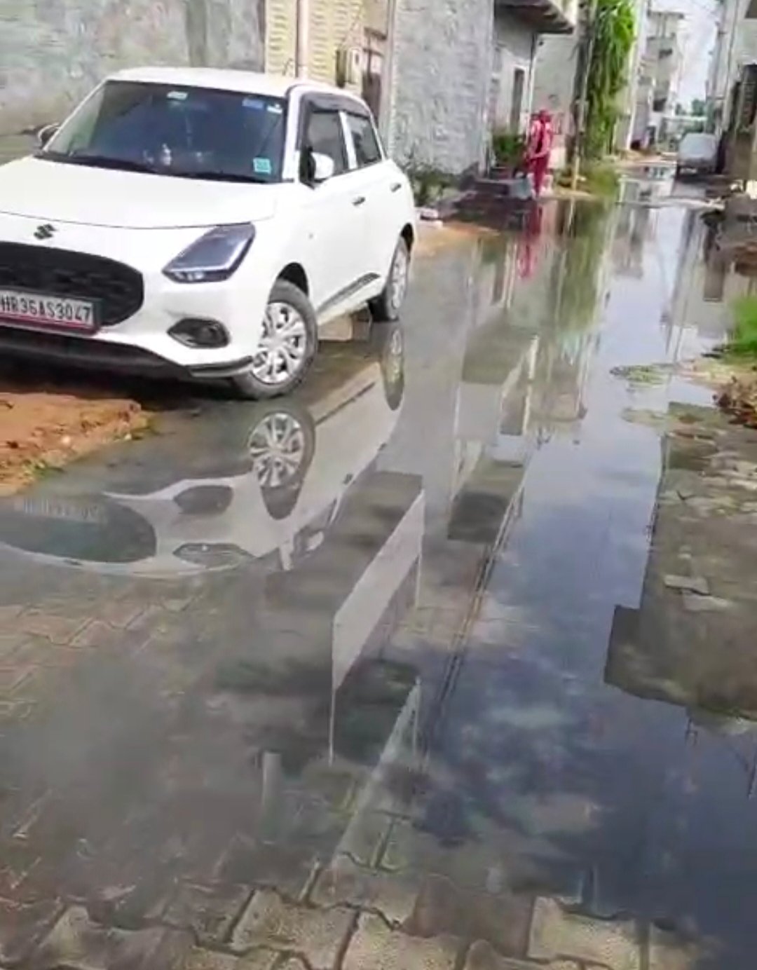 धारूहेड़ा: वार्ड 17 की सैंयद कालोनी में सीवरेज ओवरफ्लो होने से गली में भरा दूषित पानी