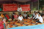 धारूहेड़ा: मांगो को लेकर धरने पर बैठे सफाई कर्मी विरोध प्रदर्शन करते हुए