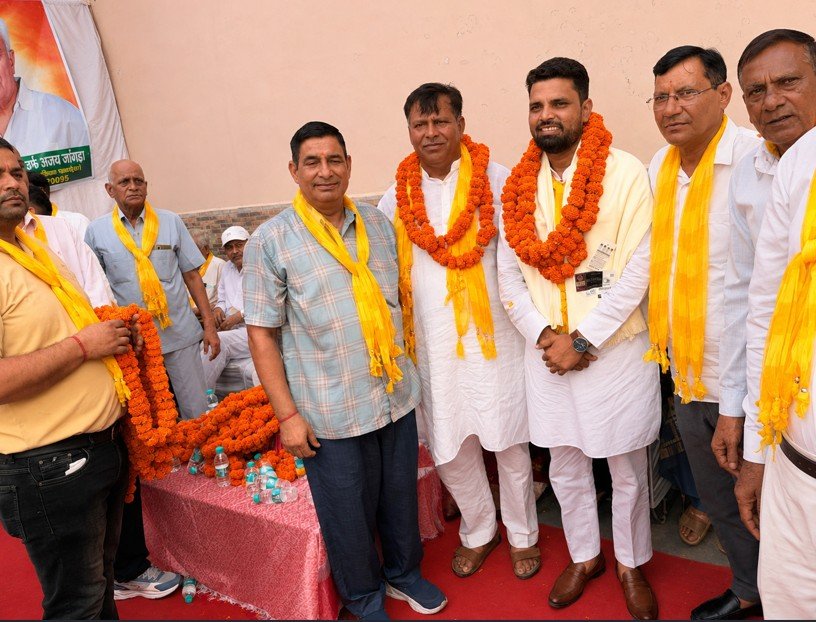 धारूहेड़ा: सोहना रोड स्थित जांगिड़ ब्राह्मण धर्मशाला में जांगिड़ ब्राह्मण समाज समिति की ओर से चेयरमैन व पार्षदों को सम्मानित करते हुए