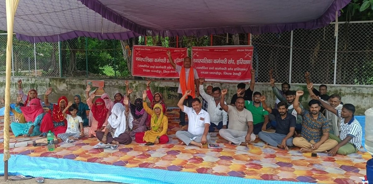 सफाई कर्मचारियों ने मांगों को लेकर धारूहेड़ा में किया प्रदर्शन