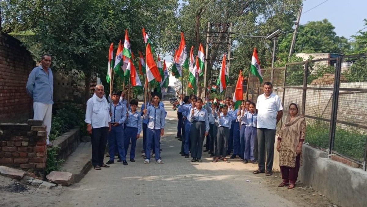 गांव रालियावास में प्राथमिक स्कूल के विद्यार्थियों ने गुरूवार को हर्षोल्लास के साथ तिरंगा यात्रा निकाली गई।