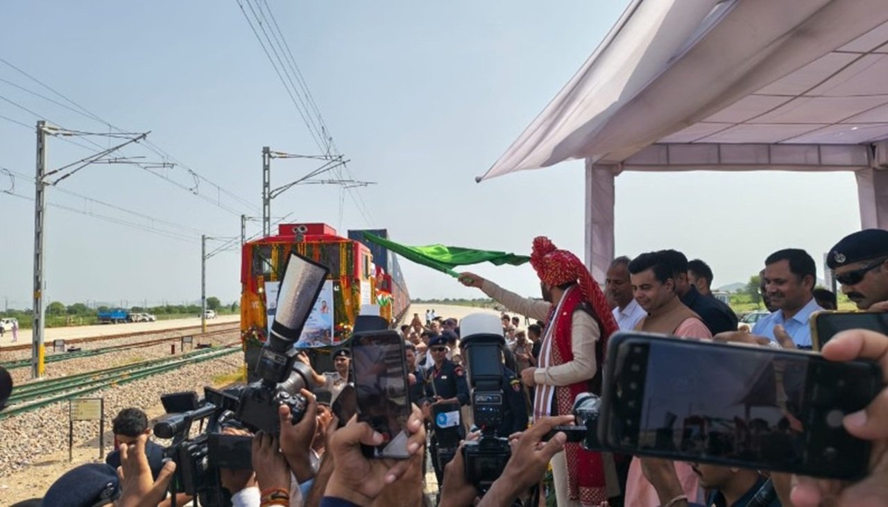 नारनौल लॉजिस्टिक हब में रेल कनेक्टिविटी की शुरुआत: CM नायब सिंह सैनी ने दिखाई पहली मालगाड़ी को हरी झंडी