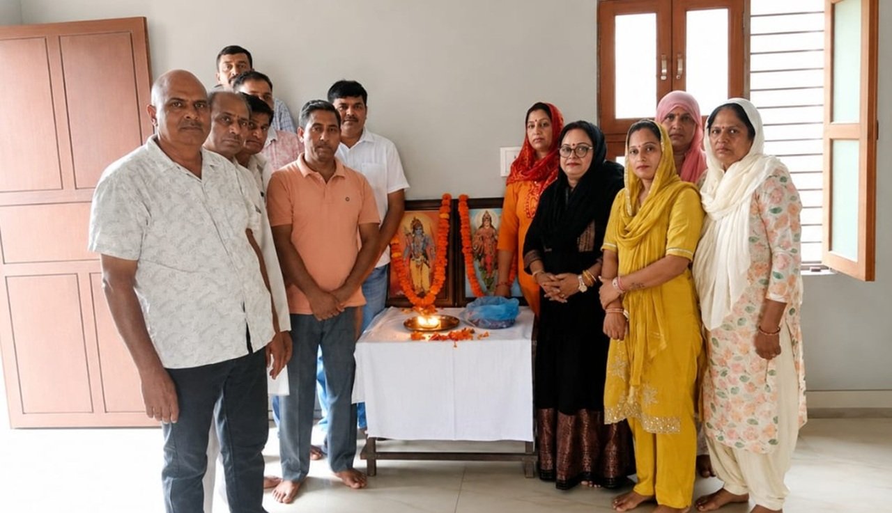 धारूहेडा: विश्व हिंदू परिषद धारूहेड़ा नगर कार्यसमिति की बैठक का दीप प्रज्ज्वलित कर शुभारंभ करते हुए