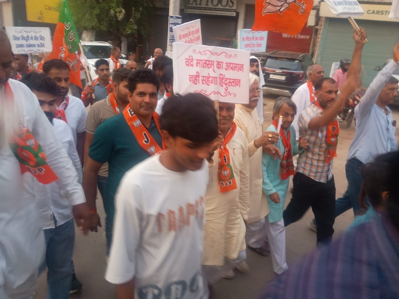 धारूहेड़ा में 'वंदे मातरम्' के अपमान के विरोध में निकाला कैंडल मार्च