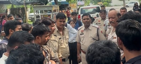 बसों की किल्लत से तंग आकर आक्रोशित छात्रों ने रोडवेज बसों को रोककर अपना विरोध दर्ज कराया। प्रदर्शन के दौरान मौके पर काफी देर तक हंगामा रहा