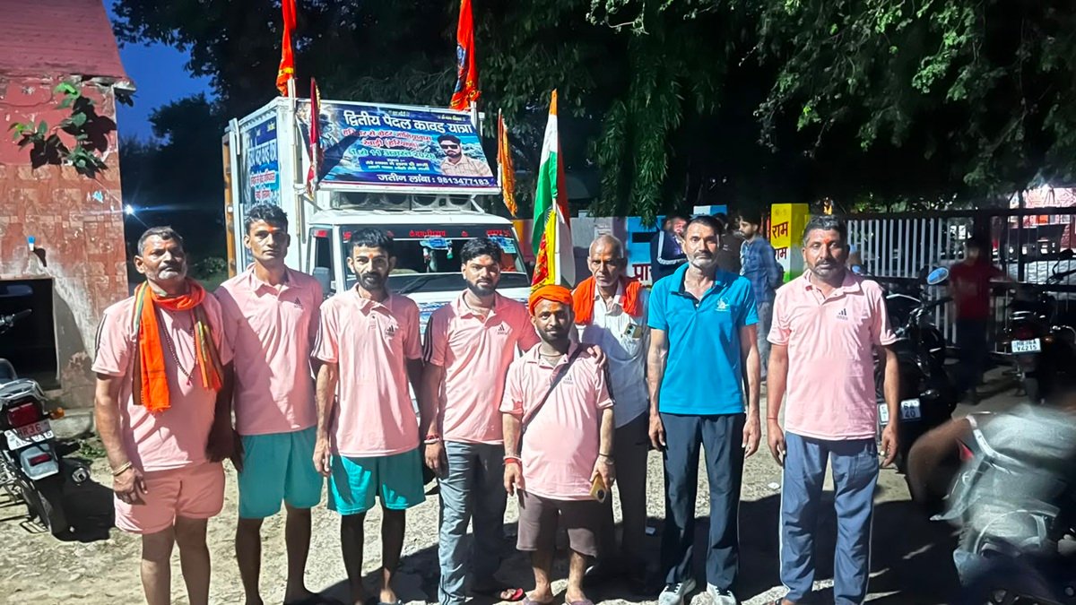 गांव जोनियावास से शिव भक्तों का एक जत्था विशेष 'झूला कांवड़' लाने के लिए हरिद्वार धाम के लिए रवाना
