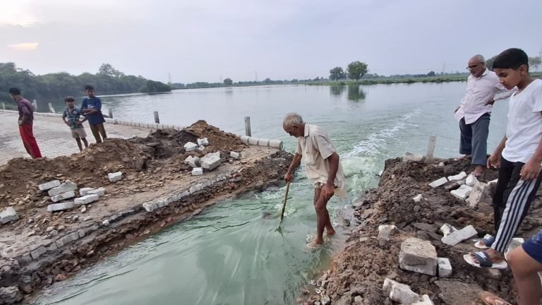 मसानी बैराज से खलियावास गांव में घुसा हरा व काला पानी: जलभराव से ढहे दो मकान