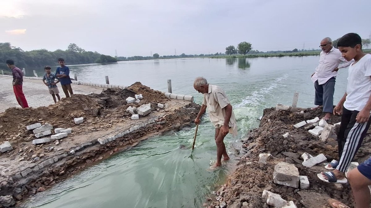 मसानी बैराज से खलियावास गांव में घुसा हरा व काला पानी: जलभराव से ढहे दो मकान