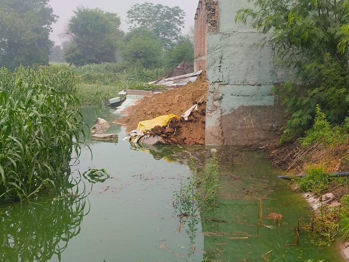 मसानी बैराज से खलियावास गांव में घुसा हरा व काला पानी: जलभराव से ढहे दो मकान मसानी बैराज से खलियावास गांव में घुसा हरा व काला पानी: जलभराव से ढहे दो मकान