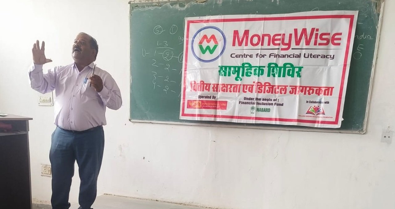 धारूहेड़ा: राजकीय महाविद्यालय खरखड़ा में वाणिज्य विभाग एवं प्लेसमेंट सेल द्वारा Lord Krishna Educational Foundation के सहयोग से विद्यार्थियों के लिए “Financial Literacy and Cyber Fraud Awareness” विषय पर विस्तार व्याख्यान का आयोजन किया गया।