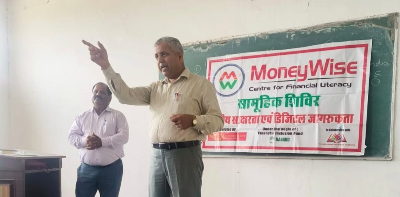 धारूहेड़ा: राजकीय महाविद्यालय खरखड़ा में वाणिज्य विभाग एवं प्लेसमेंट सेल द्वारा Lord Krishna Educational Foundation के सहयोग से विद्यार्थियों के लिए “Financial Literacy and Cyber Fraud Awareness” विषय पर विस्तार व्याख्यान का आयोजन किया गया।
