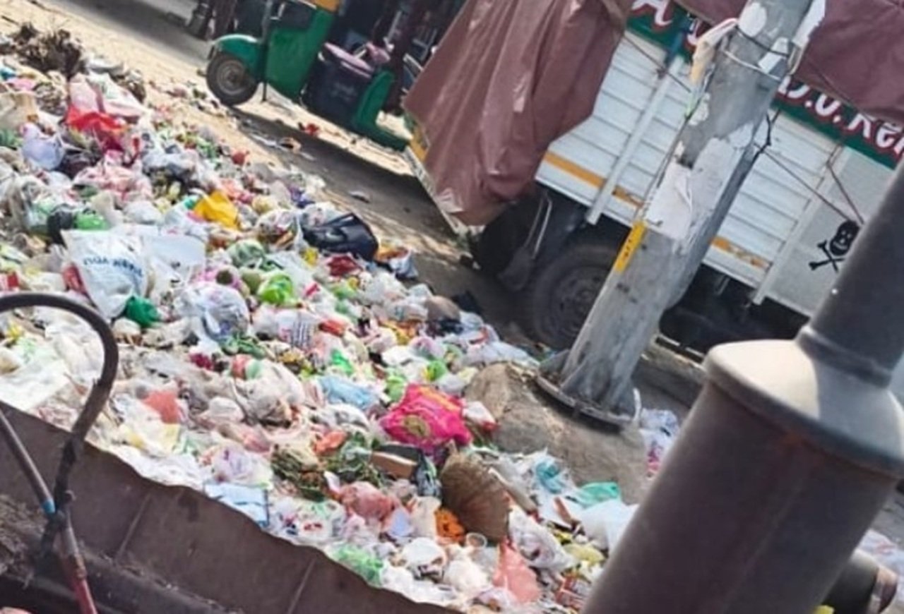 धारूहेड़ा में पार्षद की अनूठी पहल: 15 साल पुराने डंपिंग यार्ड को साफ कर लगाए पौधे धारूहेड़ा के वार्ड 9 बना डंपिग यार्ड