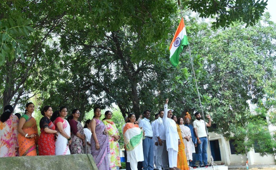 मसानी में पूर्व सैनिक बनवारी लाल ने किया ध्वजारोहण, तीन युद्धों के योद्धा की आंखें हुईं नम