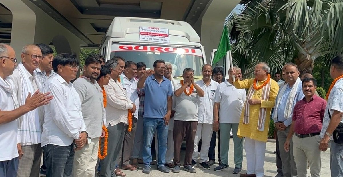 रेवाड़ी: श्रीराम के जयकारों के साथ पत्रकार अयोध्या के रवाना, विधायक लक्ष्मण यादव ने दिखाई हरी झंडी
