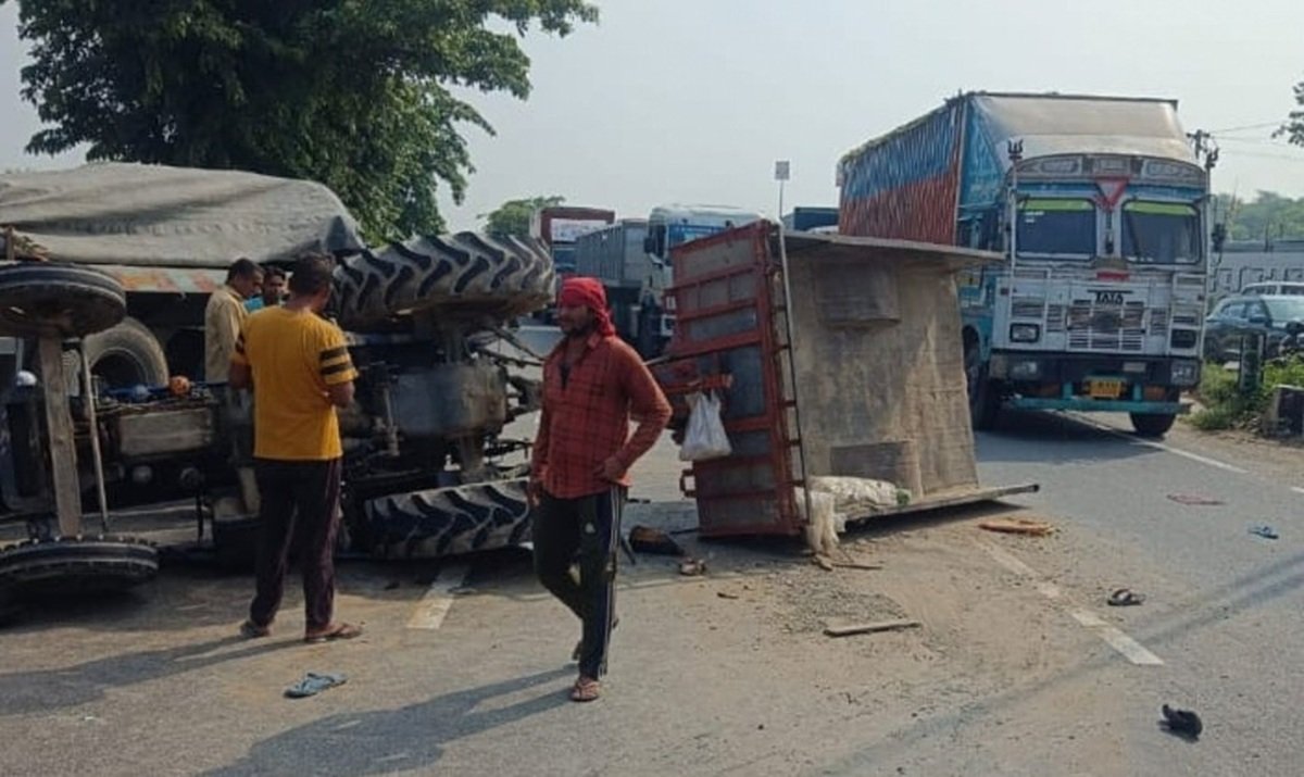 NH 48 Dharuhera पर ट्रैक्टर ट्राली पलटी, चालक सहित 7 श्रमिक घायल